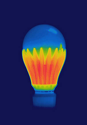 Thermal image of an LED household light, 60 watt equivalent, that uses only 7 watts. / ©: National Geographic Stock/Tyrone Taylor/WWF / ©: National Geographic Stock/Tyrone Taylor/WWF